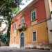Non si pu incasellare in uno stile architettonico preciso - spiega larchitetto Paolo Tupputi-: non  liberty ma neppure propriamente neoclassica. Presenta per il rigore geometrico e alcuni motivi delle costruzioni tardo ottocentesche, che troviamo anche nei colorati palazzotti murattiani 